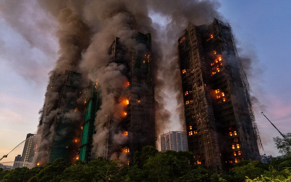 Un incendio se extendió por un complejo de rascacielos residenciales en Hong Kong, donde al menos murieron 36 personas, dijeron los servicios de bomberos de la ciudad, el 26 de noviembre de 2025. Foto: AP