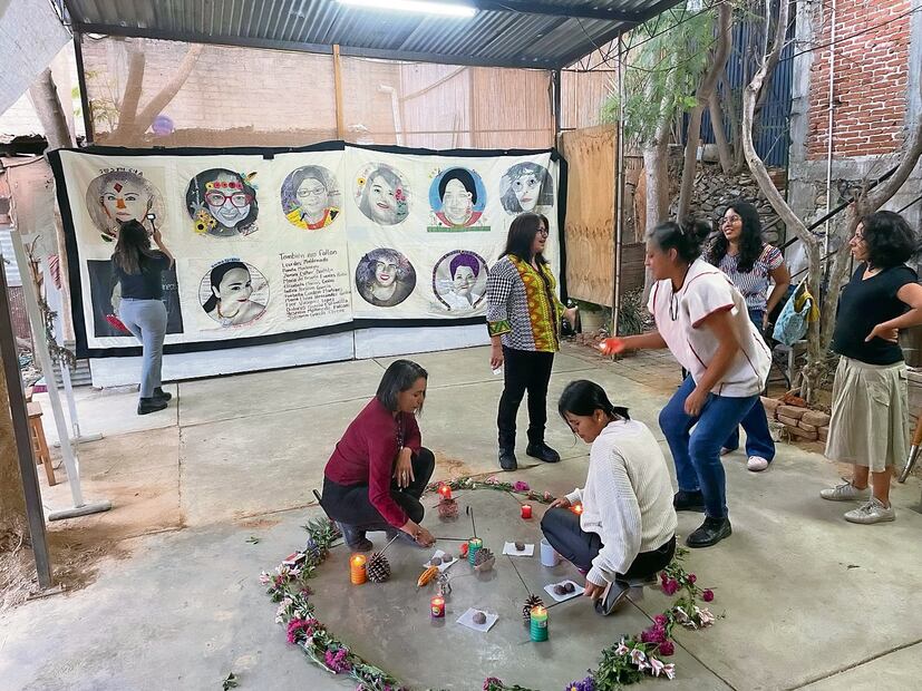 La manta bordada por Hilos de justicia se compone de 600 piezas de
70×70 cm, creadas por mujeres y niñas de entre ocho y 78 años. Foto Especial