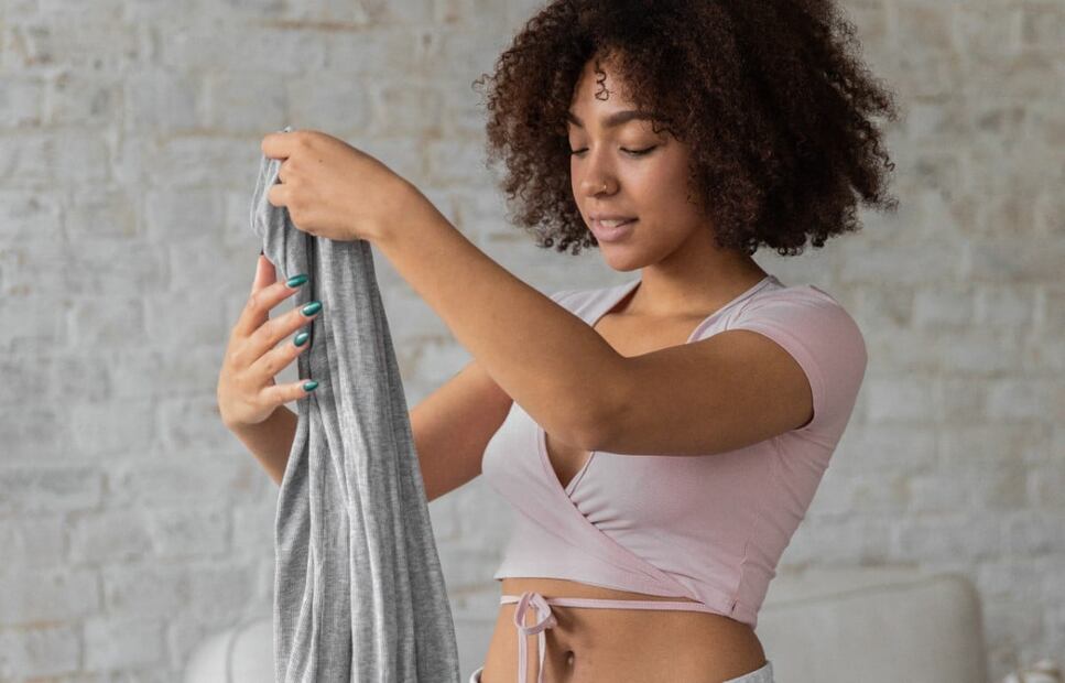 El olor a humedad en la ropa aparece por la suciedad o por no dejar que sequen completamente. Foto: Pexels 
