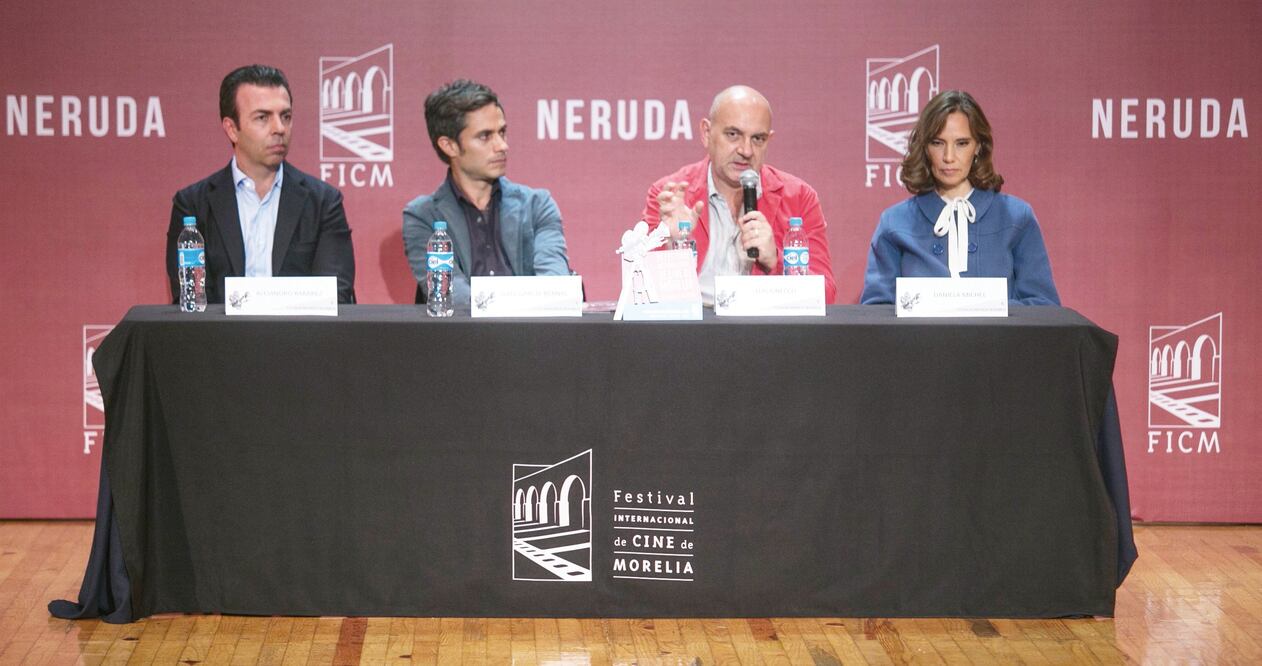 Gael (segundo de izquierda a derecha) expuso su opinión durante la conferencia de la presentación de Neruda. (FOTO: ARMANDO SOLÍS. EL UNIVERSAL)