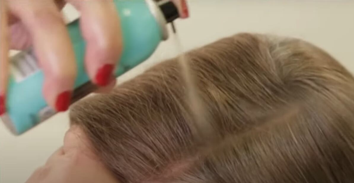 El retocador de raíz en spray es uno de los más prácticos. Foto: YouTube, L'Oréal Paris