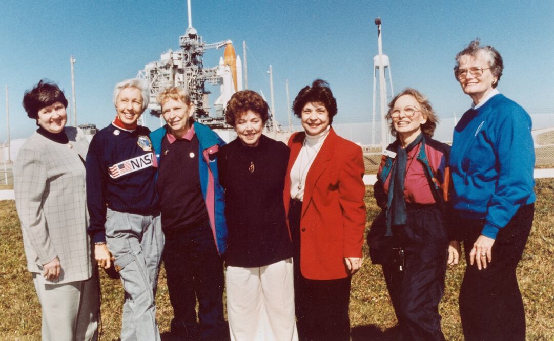 Wally Funk, quien usa una sudadera de la NASA, se entrenó como astronauta en la década de los 60. Foto: NASA vía AP