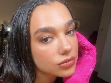 Dua Lipa lo confirma, la moda de enseñar la ropa interior regresó