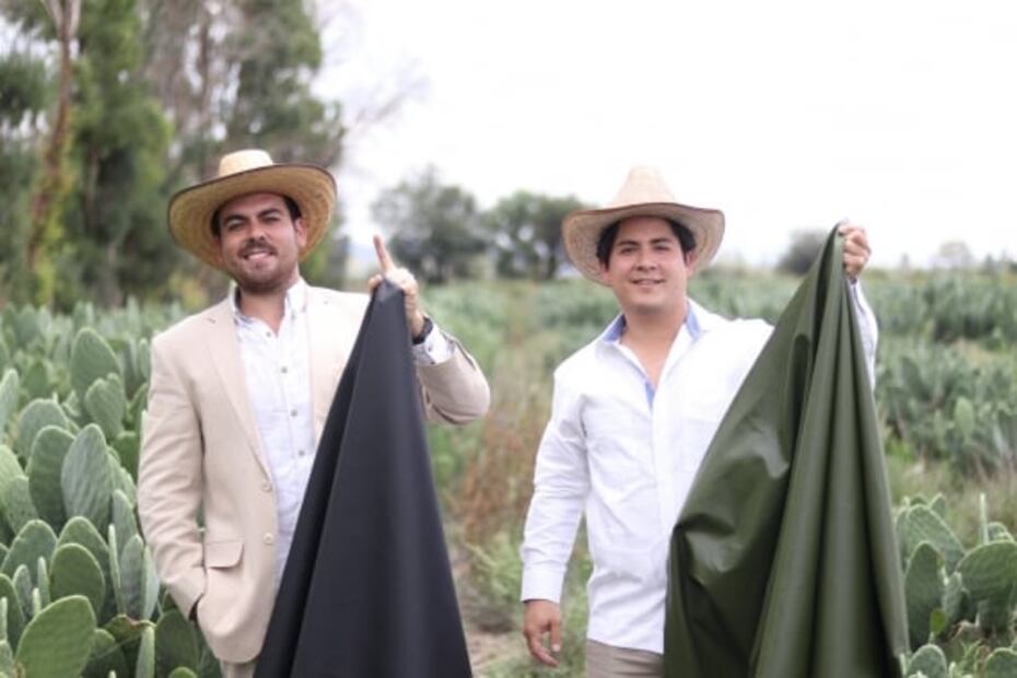 Mexicanos caminan hacia el futuro con piel de nopal