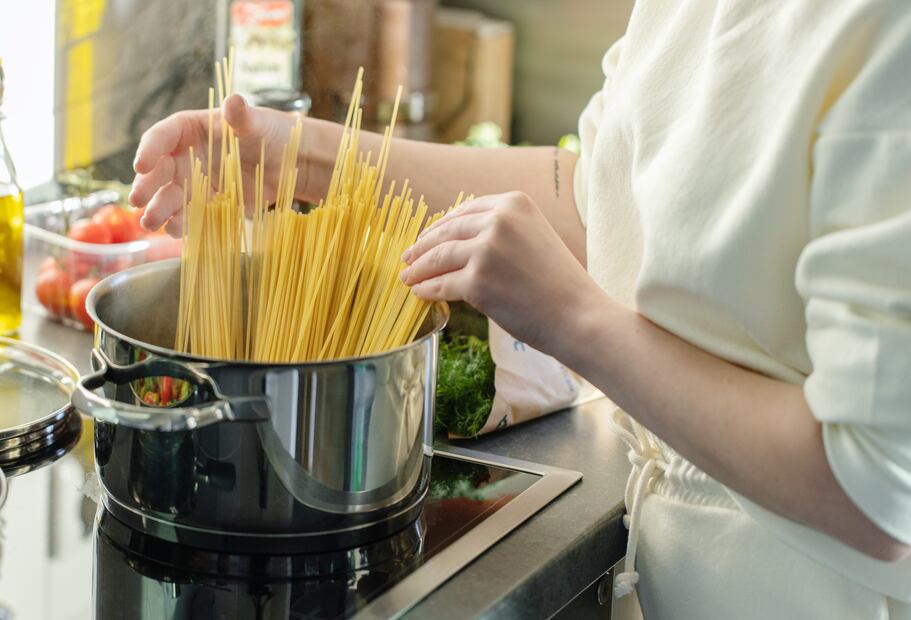 Agrega sal al agua para darle un buen sabor a la pasta. Foto: Unsplash
