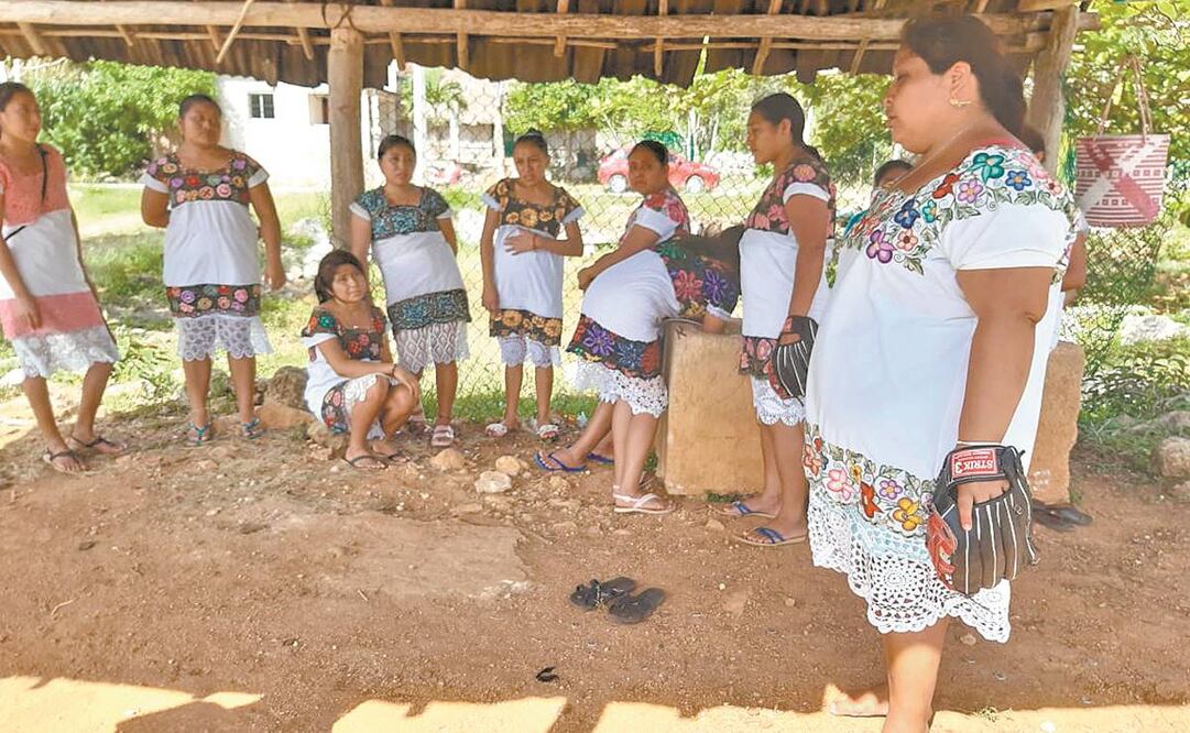 En la comunidad de Hondzonot, en Tulum, donde sólo hay 400 habitantes, un grupo de mujeres armó un equipo de sóftbol liderado por Fabiola May Chulim y llamado Las Diablillas. Foto: Salvador Cisneros Silva. EL UNIVERSAL