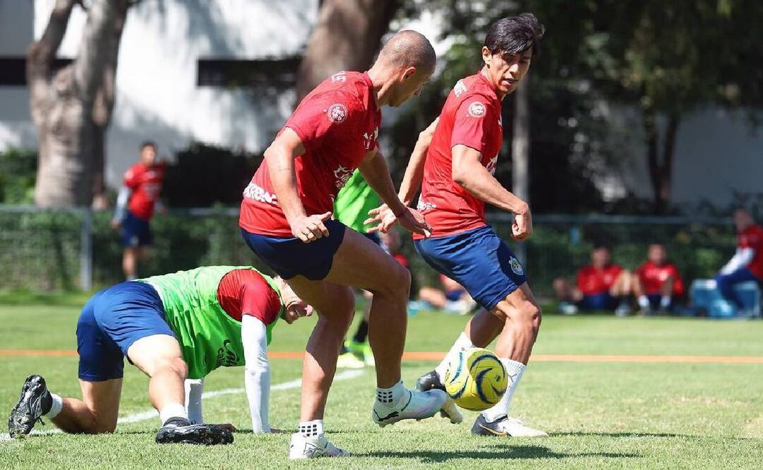 Chicharito Hernández y José Juan Macías en entrenamiento del Guadalajara - Foto: Especial
