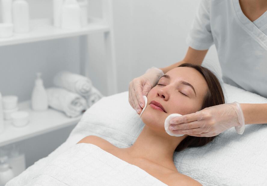 La exfoliación es esencial para una piel sana y luminosa. Foto: Freepik
