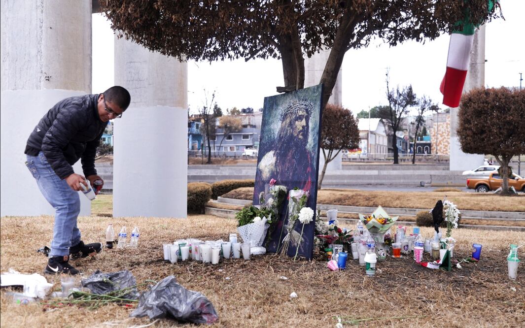 Personas de la CDMX y Edomex acuden al Puente de la Concordia a dejar flores y limpiar memoriales para las víctimas de la explosión de una pipa de gas en la alcaldía Iztapalapa, el 17 de septiembre de 2025. Foto: Carlos Mejía/EL UNIVERSAL