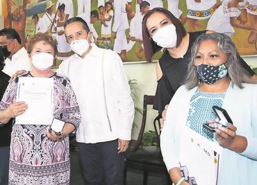 Reconocen 30 y 40 años de labor de 260 docentes de Quintana Roo