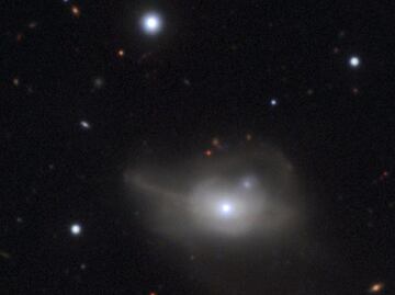 Descubren un agujero negro que arrastra una galaxia a la oscuridad