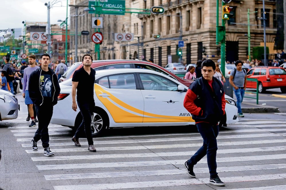 La zona peatonal de avenida Juárez es constantemente invadida por automóviles, lo cual obstaculiza el paso
de los transeúntes en el Centro Histórico de la Ciudad de México. Foto: Diego Prado / El Universal