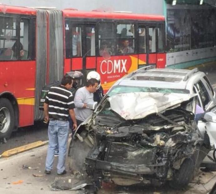 Metrobús choca con auto en Xola y Calzada de Tlalpan 