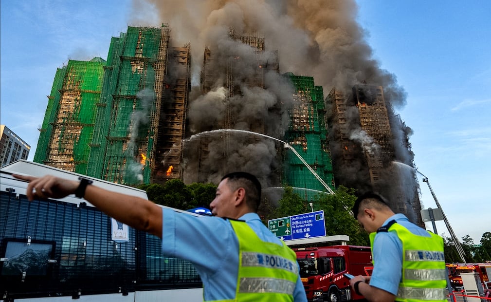 Un incendio se extendió por un complejo de rascacielos residenciales en Hong Kong, donde al menos murieron 36 personas, dijeron los servicios de bomberos de la ciudad, el 26 de noviembre de 2025. Foto: AFP