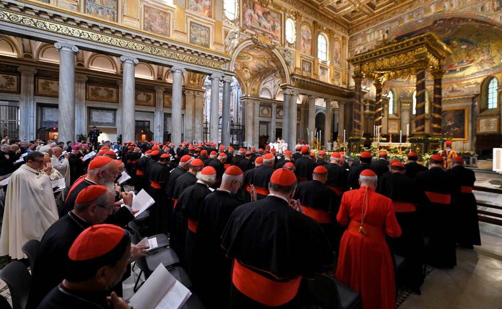 La legislación pontificia establece que los cardenales llamados a votar no pueden mantener contacto con personas del mundo exterior. Foto: EFE