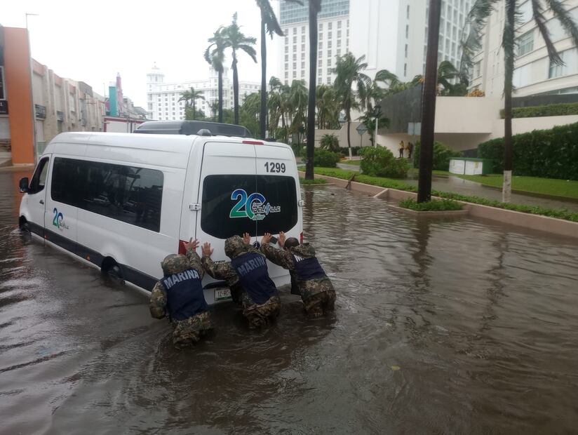 La Secretaría de Marina continúa brindando apoyos a la población ante el paso del huracán Helene. Foto: Especial