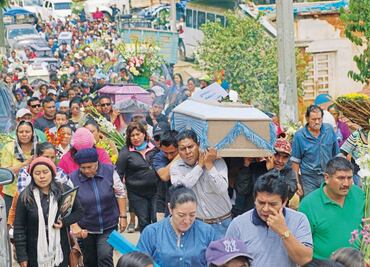 Con exigencia de justicia sepultan a indígenas asesinados en Oaxaca