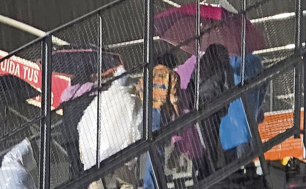 Los impermeables se convirtieron en el outfit de la noche entre familias y grupos de fans en el estadio. Fotos: Hugo Salvador y Jesús Díaz / EL UNIVERSAL