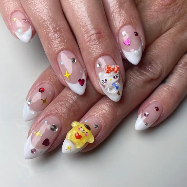 Las uñas con brillo combinan con todo. Foto: Instagram @superflynails