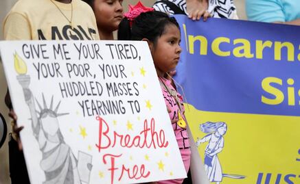 Migrantes tomaban turnos para respirar por hoyo en tráiler en Texas