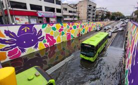 Bajo puente vehicular en Calzada de Tlalpan amanece encharcado; oficiales delimitan circulación