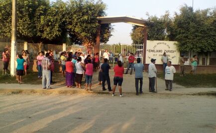 Maestros de la CNTE enfrentan a padres de familia en Tuxtepec, Oaxaca