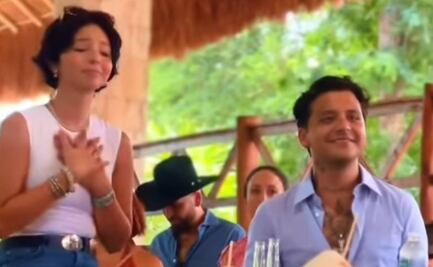 Captan a Christian Nodal mirando así a su esposa Ángela Aguilar mientras ella estaba cantando 