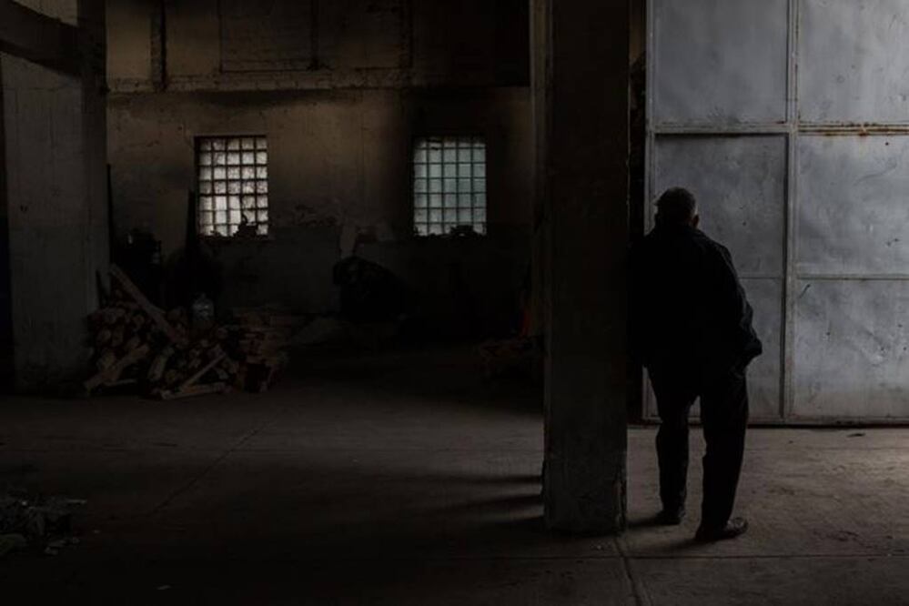 Pedro Marín, dentro de la bodega donde ofrece hospedaje a los trabajadores que llegan a la Ciudad de México desde Xocotla (Ginnette Riquelme. EL UNIVERSAL)