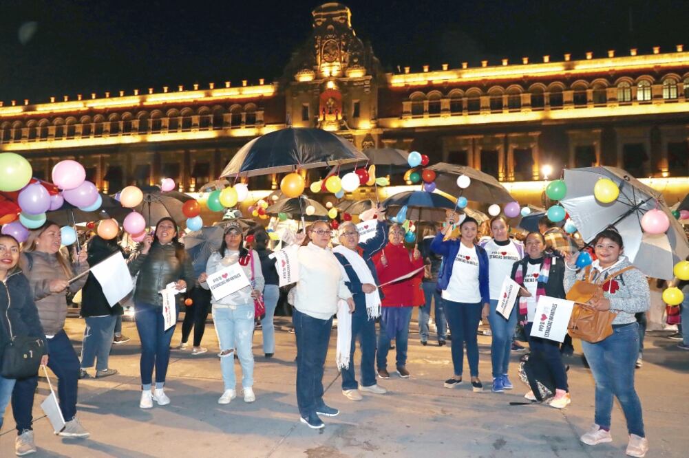 Desde las 5:00 horas y hasta el mediodía de ayer, dueñas de guarderías protestaron en el Zócalo por recorte al programa. Foto: LUCÍA GODÍNEZ. EL UNIVERSAL