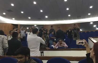 Activistas y diputado cruzan insultos, amenazas y huevazos en SLP