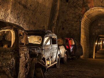 El túnel secreto que guarda cientos de autos abandonados en el olvido