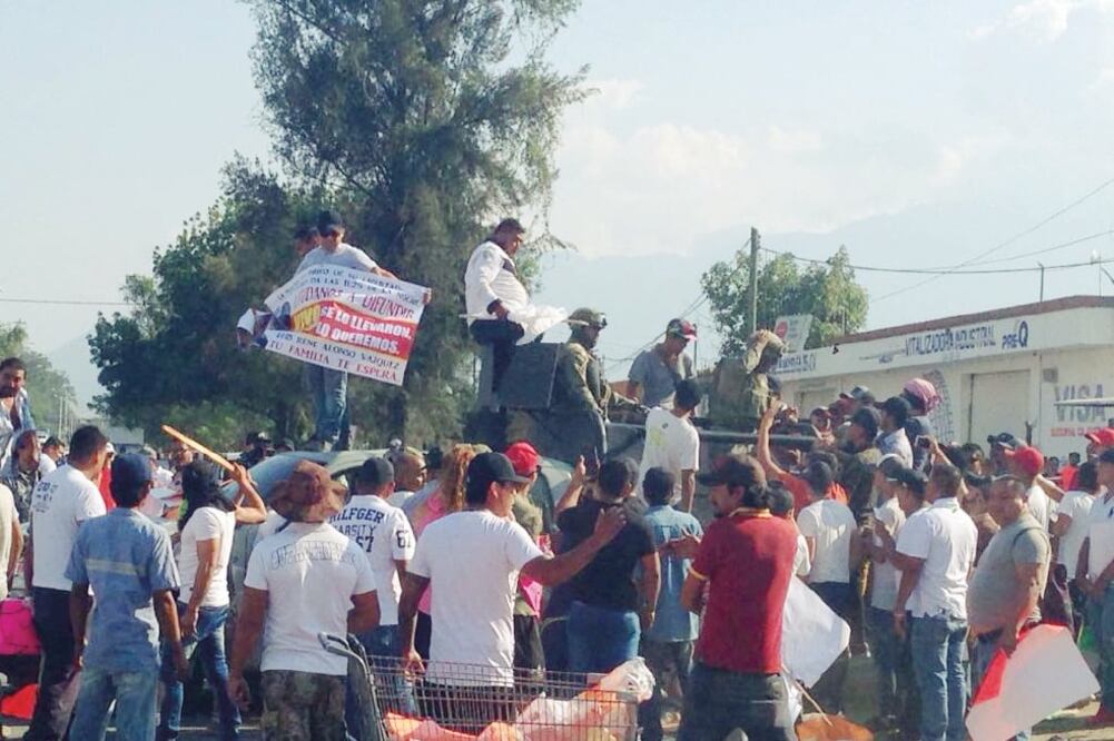 Algunos asistentes a la manifestación por los desaparecidos rodearon a los marinos, con cartulinas exigieron justicia, después, jóvenes con el rostro cubierto comenzaron a increparlos, y luego los empujaron y vandalizaron una unidad de la Semar (ESPECIAL)