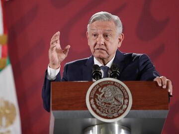 Médicos, asociaciones y colegios recriminan a AMLO contratación de 500 médicos cubanos