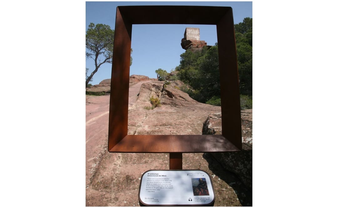 Un marco que recuerda el lugar donde Joan Miró se inspiró para pintar "La masía". Foto: EFE