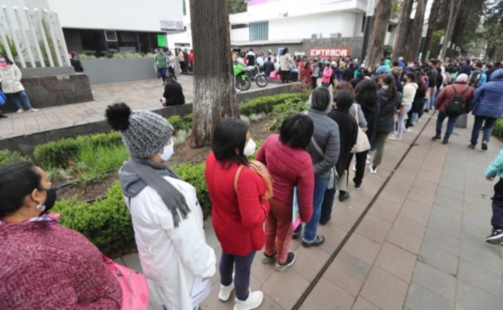 ¡A punto de pelearse! Se acaban las dosis antiCovid en Toluca para menores y papás exigen que vacunen a sus hijos    