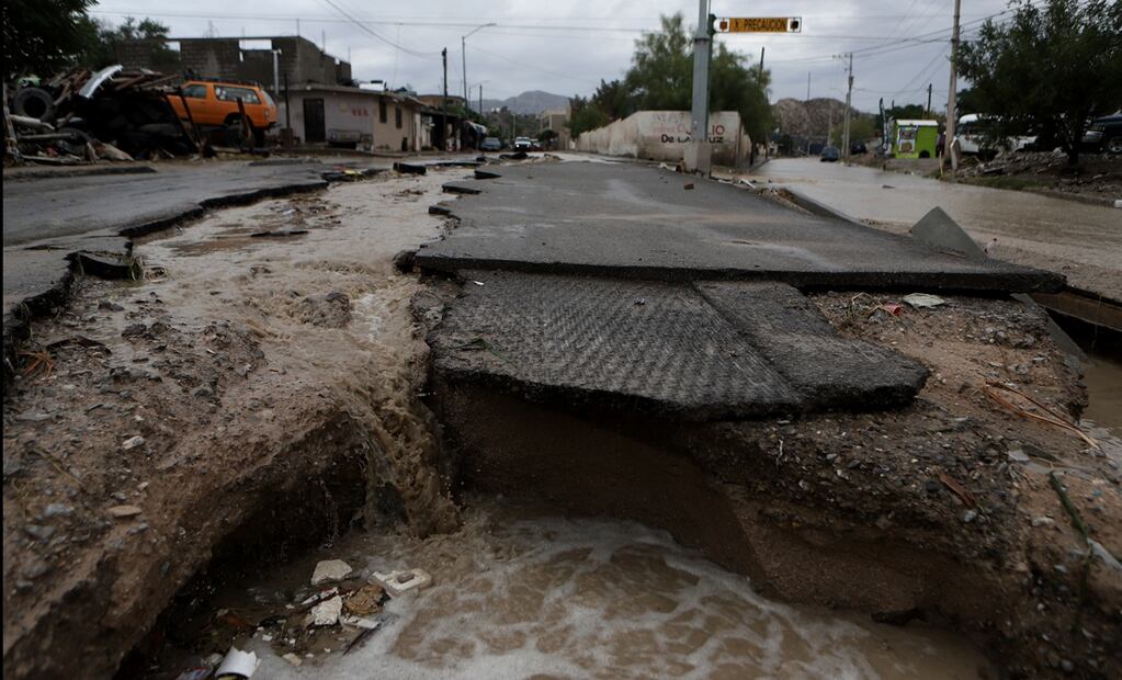 Lluvias que se registraron la madrugada de este miércoles en la zona norponiente de Ciudad Juárez, Chihuahua, dejaron severas inundaciones y daños en vehículos y viviendas, el 25 de junio de 2025. Foto: Foto: Christian Torres / EL UNIVERSAL