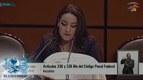 Con bebé en brazos, senadora propone cárcel a quien abandone a hijos