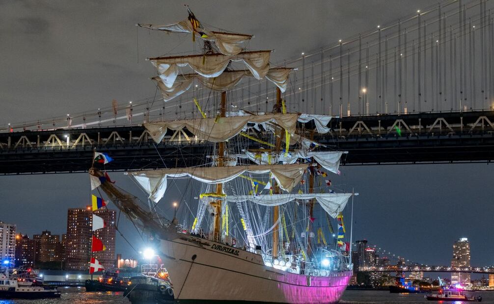Choca Buque Escuela Cuauhtémoc contra el puente de Brooklyn. Foto: Angel Colmenares/EFE