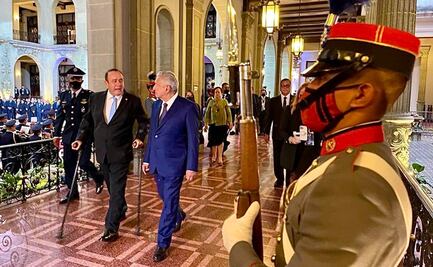 Presidente de Guatemala recibe a AMLO en Palacio Nacional de la Cultura