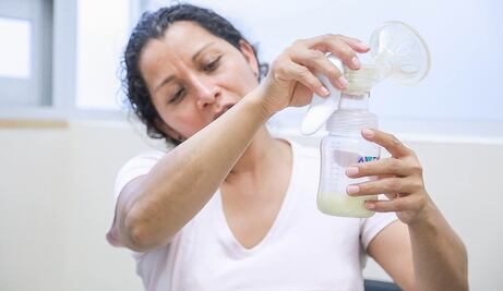 Pretende Morena que madres puedan transportar leche materna en vuelos