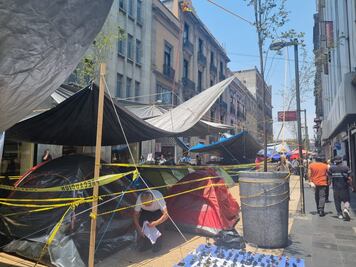 Integrantes de la CNTE se plantan en Madero y 16 de septiembre; causan afectaciones para el paso peatonal y vehicular