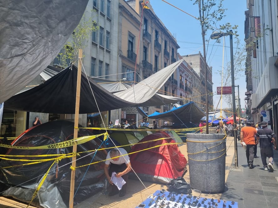 El plantón de maestros de la Coordinadora Nacional de Trabajadores de la Educación (CNTE), se ha extendido por algunas calles del primer cuadro de la Ciudad de México. (Foto: Frida Sánchez/ EL UNIVERSAL)