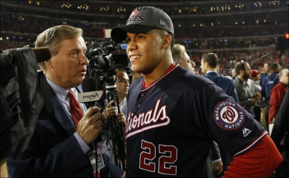 Juan Soto, de los 'Nats', deja el jugo por tomar champaña