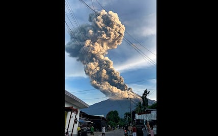 FOTOS: Entra en erupción el volcán Kanlaon en Filipinas; lanza columna de ceniza de 4 kilómetros