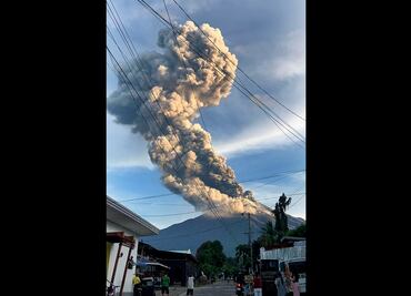 FOTOS: Entra en erupción el volcán Kanlaon en Filipinas; lanza columna de ceniza de 4 kilómetros