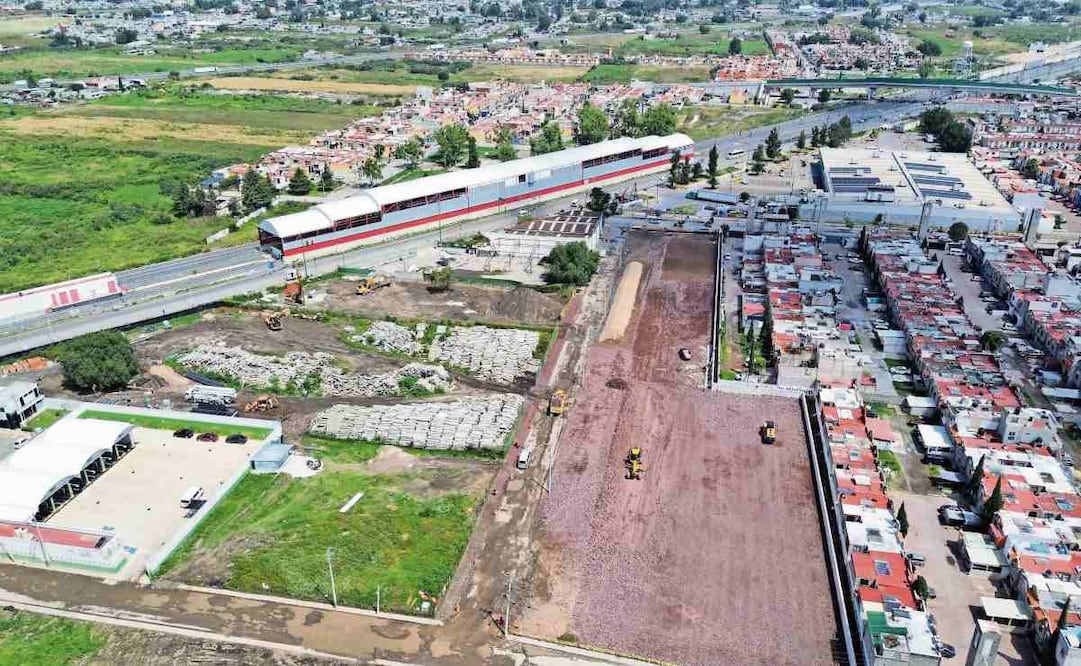 En la zona de la obra, se acondiciona el suelo con maquinaria; ahí colocarán asfalto para que circulen las unidades de transporte. Foto: Arturo Contreras / EL UNIVERSAL