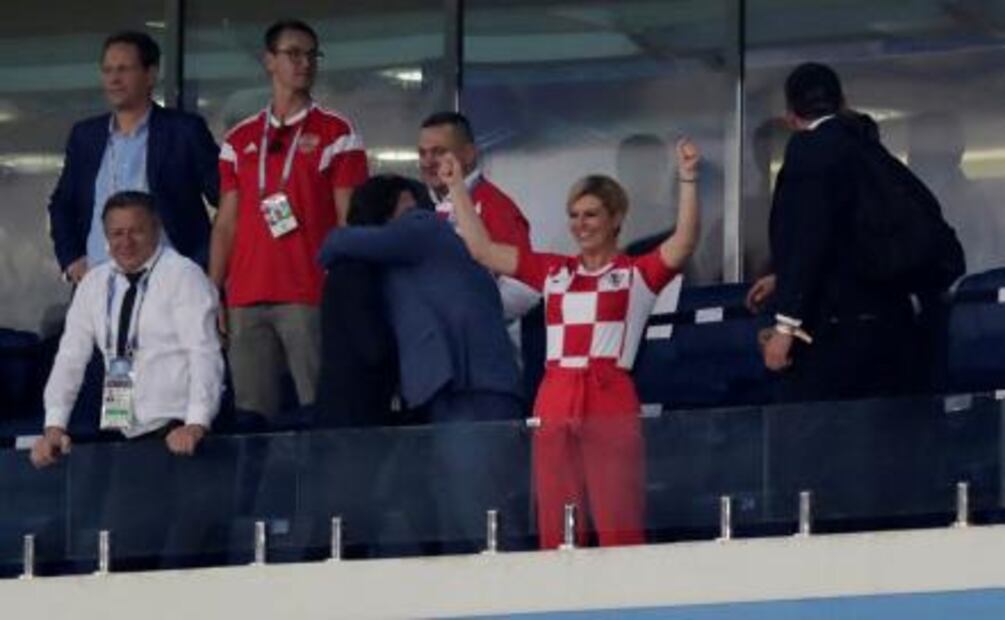 Presidenta de Croacia no deja de apoyar a su selección de futbol ni en la OTAN