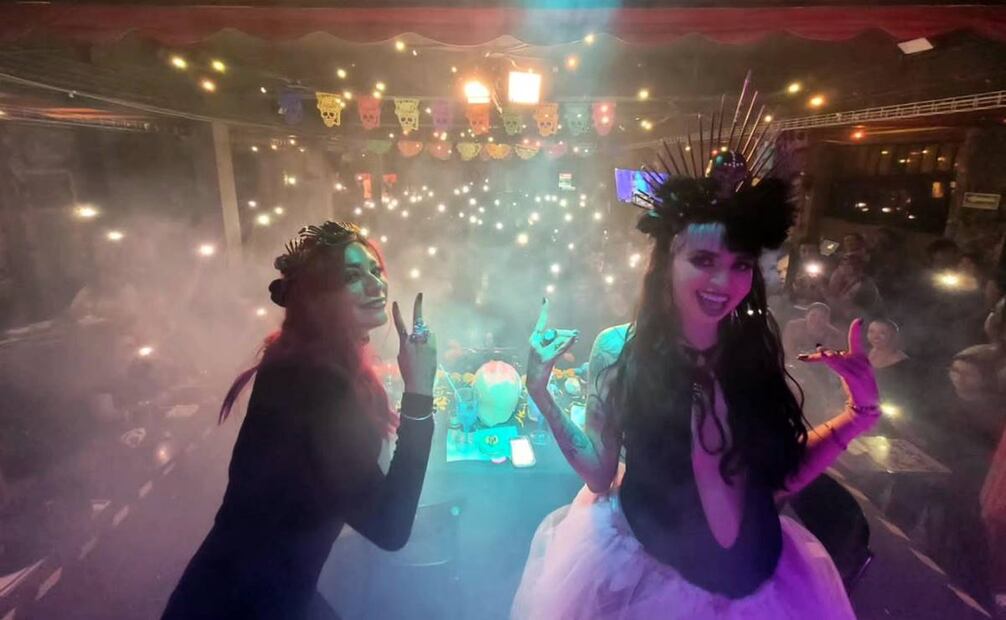 Las convivencias con fans del podcast son un espacio en que las conductoras comparten desde relatos hasta piezas de arte visual y música. Facebook.