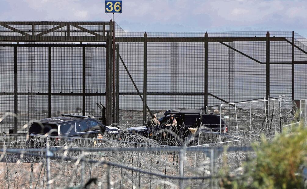 Agentes fronterizos estadounidenses detrás de una valla de alambre de púas en el borde del río Grande (Bravo), frontera entre México y Estados Unidos en Ciudad Juárez, Chihuahua. Herika Martinez | AFP