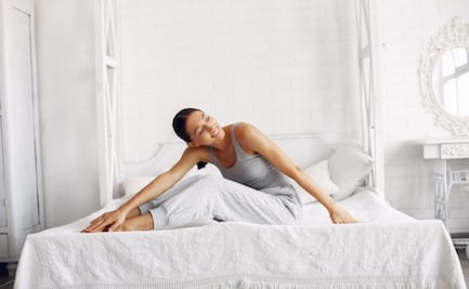 Conoce la postura de pilates ideal que debes hacer en la cama antes de irte a dormir para un buen sueño